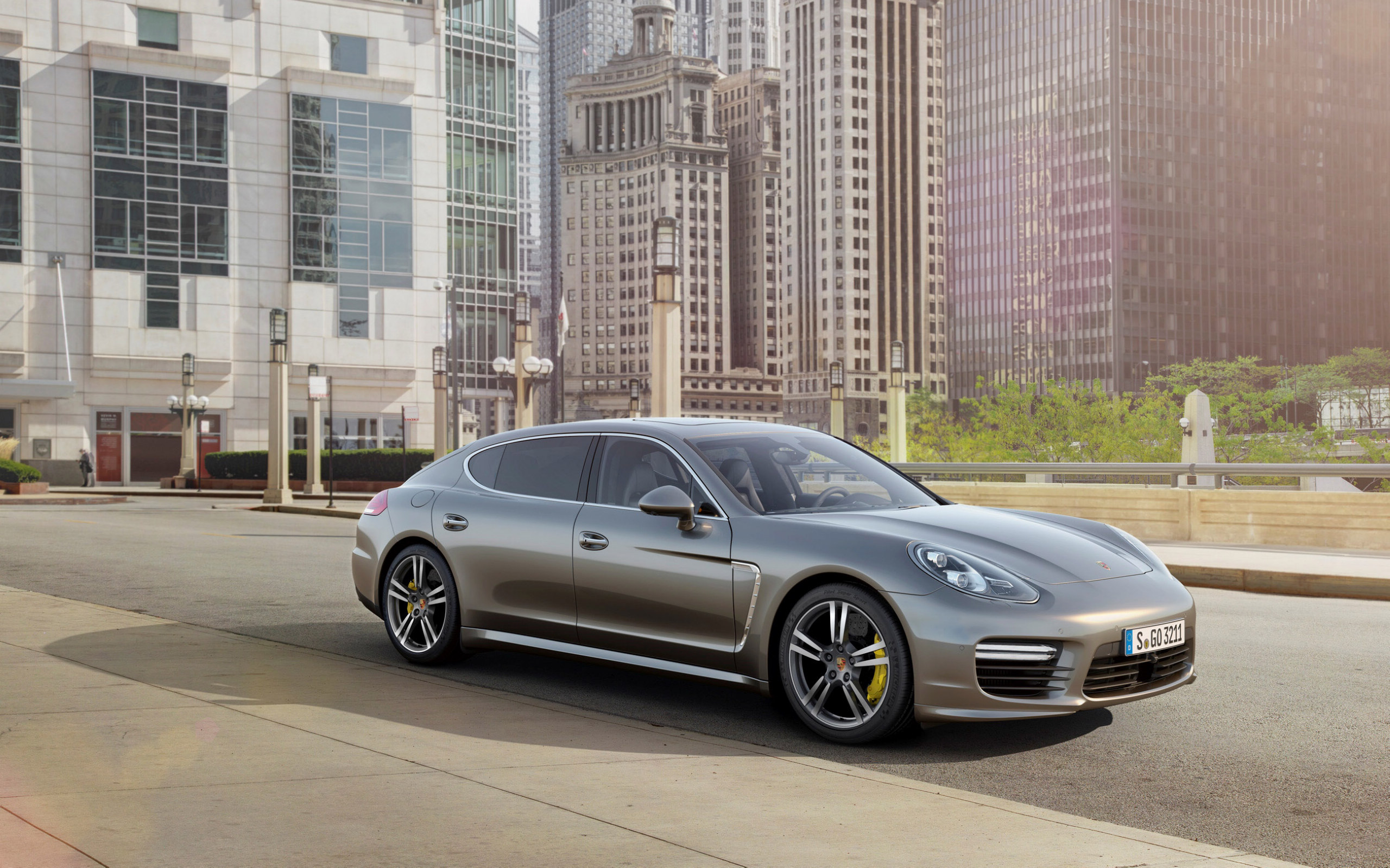 城市中保时捷panamera